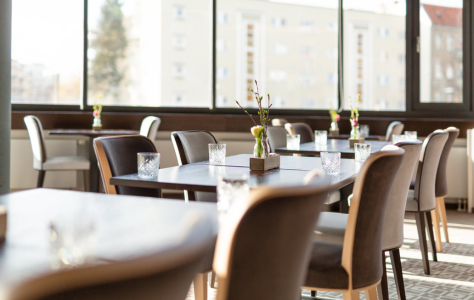 Attendees networking and holding informal discussions in the restaurant area during the 6th mRNA-Based Therapeutics & Non-Viral Delivery Summit Europe.